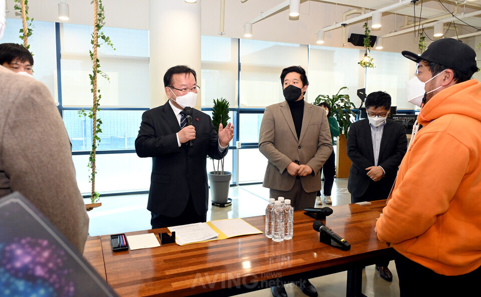 제주창조경제혁신센처에서 진행된 국무총리 주재 청년간담회에 유제승 대표가 제주 청년사업가 대표로 참여한 모습 | 제공 - 리버트리
