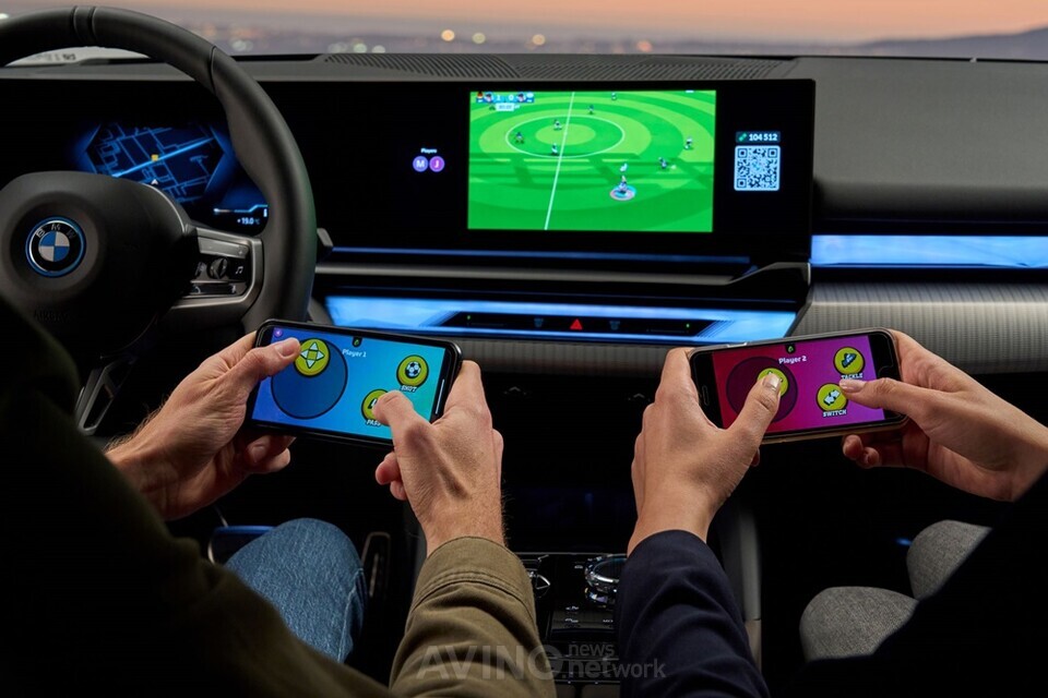 ‘뉴 5시리즈’는 에어콘솔 게이밍 플랫폼과의 협력을 통해 차량 내 게임 기능을 지원한다. │사진 제공-BMW