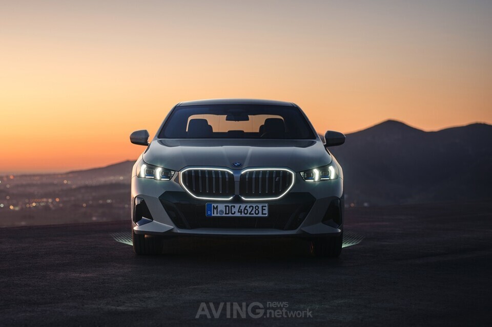 BMW의 8세대 프리미엄 비즈니스 세단 ‘뉴 5시리즈’가 최초 공개됐다. │사진 제공-BMW