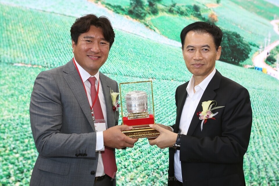 말라이통 라오스 산업통상부 장관(오른쪽)이 윤병학 예소담 대표(왼쪽)에게 라오스 전통 쌀보관통을 기념품으로 전달하는 모습 │사진 제공-예소담