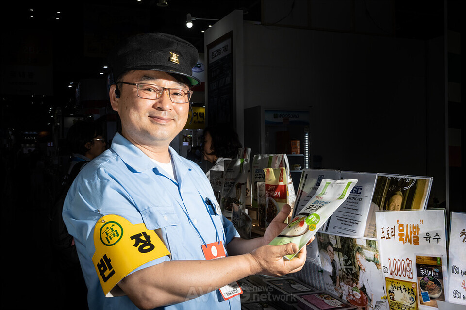 자사의 전통식 묵류 제품군을 소개하며 포즈를 취한 소성진 지리산맑은물춘향골 대표 모습 | 촬영 - 에이빙뉴스