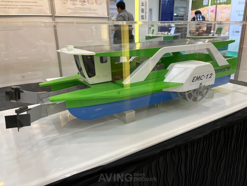 케이마린 관련 기사 사진 · 케이마린, ENVEX 2023서 친환경 태양광 청소선 'EMC-12' 소개해... "효과적인 쓰레기 수거는 물론 기름으로 인한 2차오염 막아"