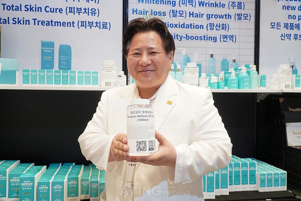 스톨존바이오의 이용광 대표가 2023 인터참코리아에 참가해 '철갑상어 정제오일수'를 알렸다. | 촬영-에이빙뉴스
