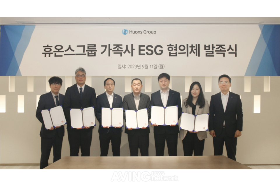 송수영 휴온스글로벌 대표(오른쪽 첫 번째)와 휴온스그룹 관계자들이 지난 11일 성남 판교 사옥에서 열린 ‘휴온스그룹 가족사 ESG 협의체’ 발족식에서 기념 촬영을 하고 있다. | 제공-휴온스글로벌