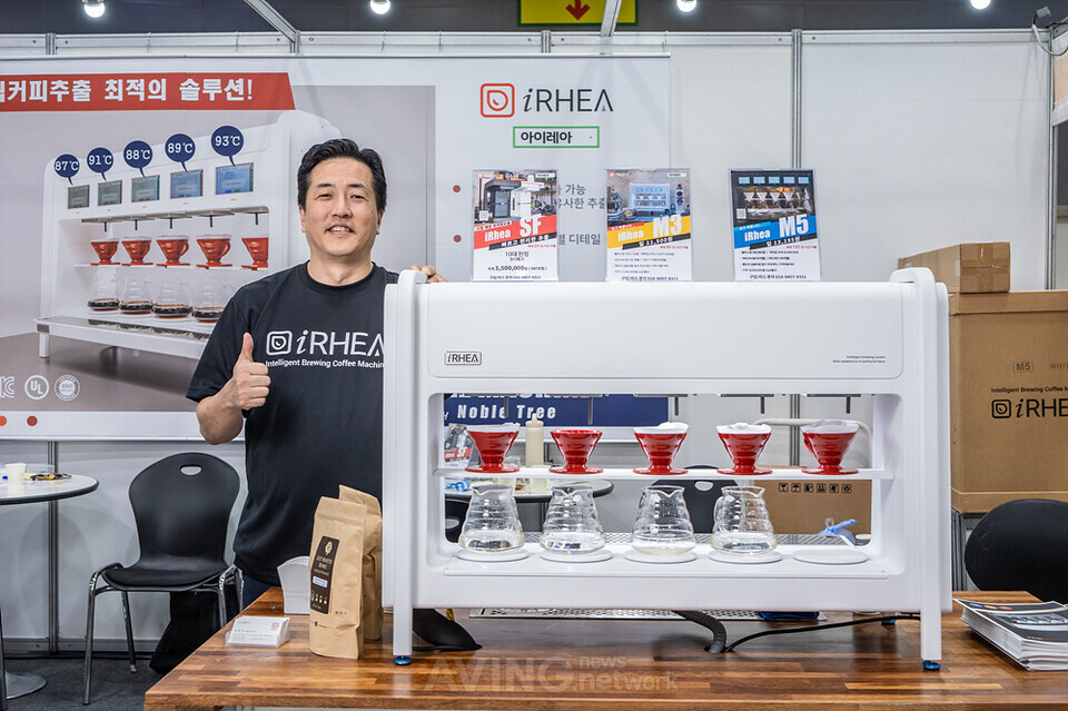 노블트리 남홍우 대표가 자사의 하이엔드 자동드립커피머신 아이레아(iRHEA)와 함께 포즈를 취한 모습 | 촬영 - 에이빙뉴스