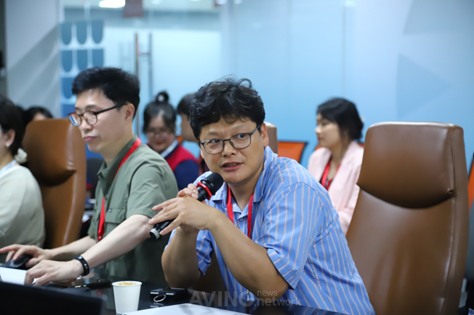 베트남 반랑대와 한국 선문대가 진행한 ‘2023 VLU-SMU 국제디자인 교류전’에서 이준석 크로브 대표가 발표하고 있는 모습 | 제공-크로브