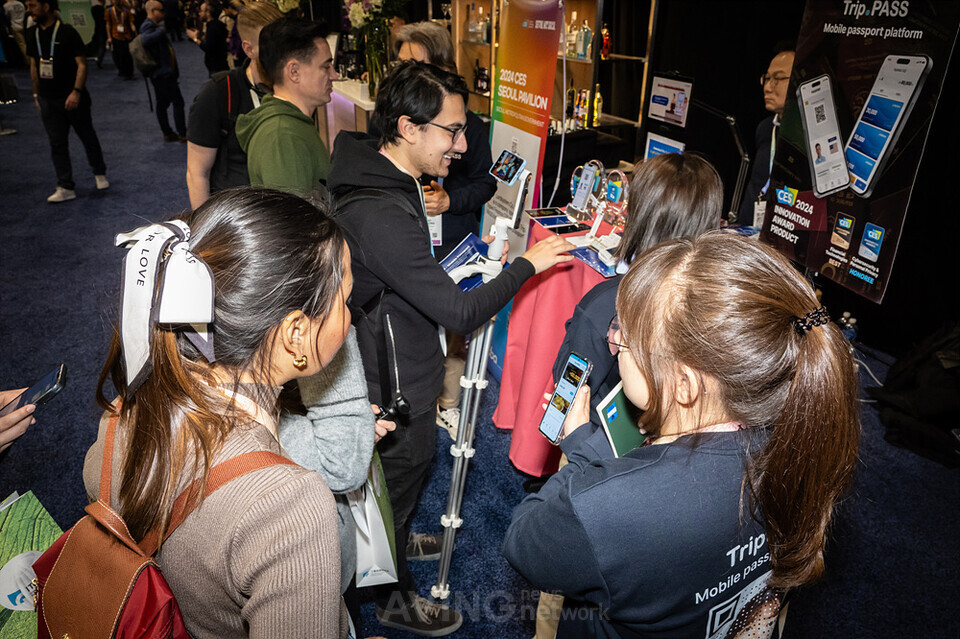 Lord System officials responding to foreign reporters at the CES Unveiled site |  Filming - AVING NEWS