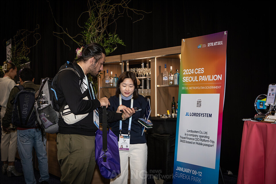 Lord System officials responding to foreign reporters at the CES Unveiled site |  Filming - AVING NEWS