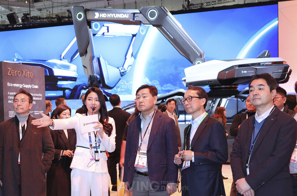 김관영 전북지사, 美 CES2024 현장서 전북 스타트업 세일즈 나선다... "전북 ... - 뉴스 썸네일 이미지