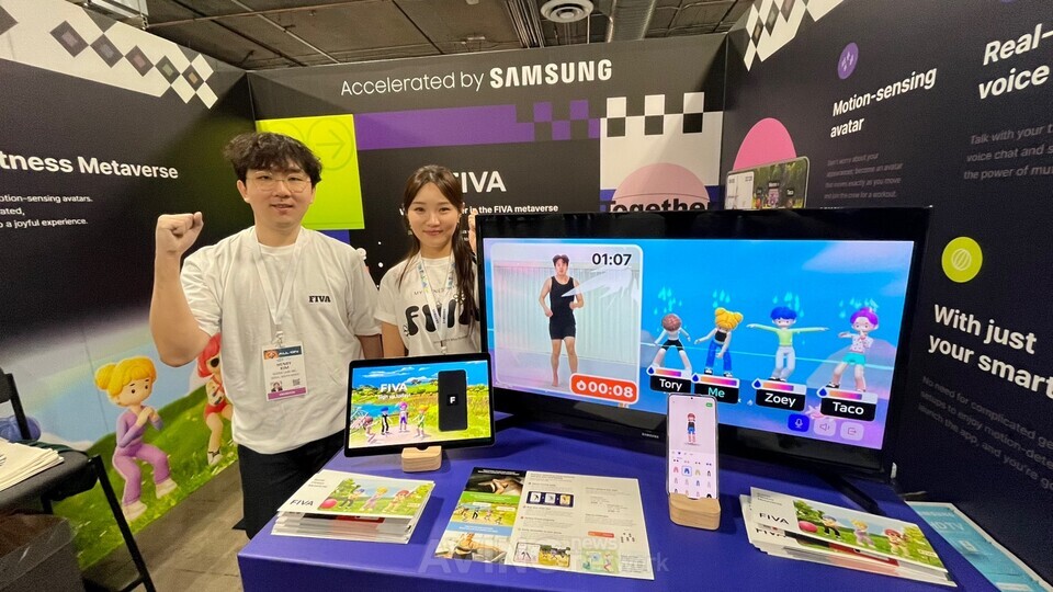 O CEO da Goose Labs, Seohee Lee (à direita), posa ao apresentar o aplicativo de treinamento doméstico de inteligência artificial (IA) da empresa, Metaverse 