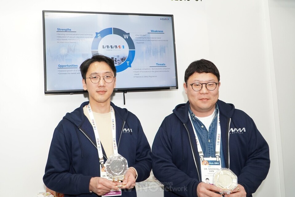 한수덕 대표(오른쪽) 등 반암 관계자들이 자사 제품을 소개하며 포즈를 취한 모습. | 촬영 - 에이빙뉴스