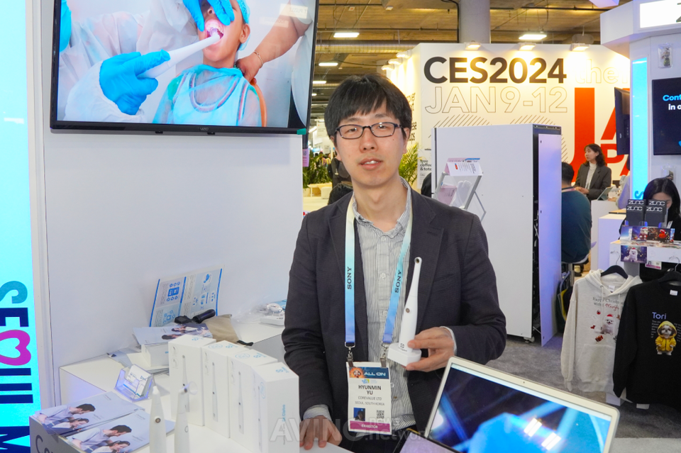 9일(현지 시각) 미국 라스베이거스에서 열린 세계 최대 가전･IT 박람회 ‘CES 2024’ 현장에서 유현민 핵심가치 대표가 자사 'Dr.Clobo(닥터 클로보)' 2세대 제품과 함께 포즈를 취하는 모습. | 촬영 - 에이빙뉴스