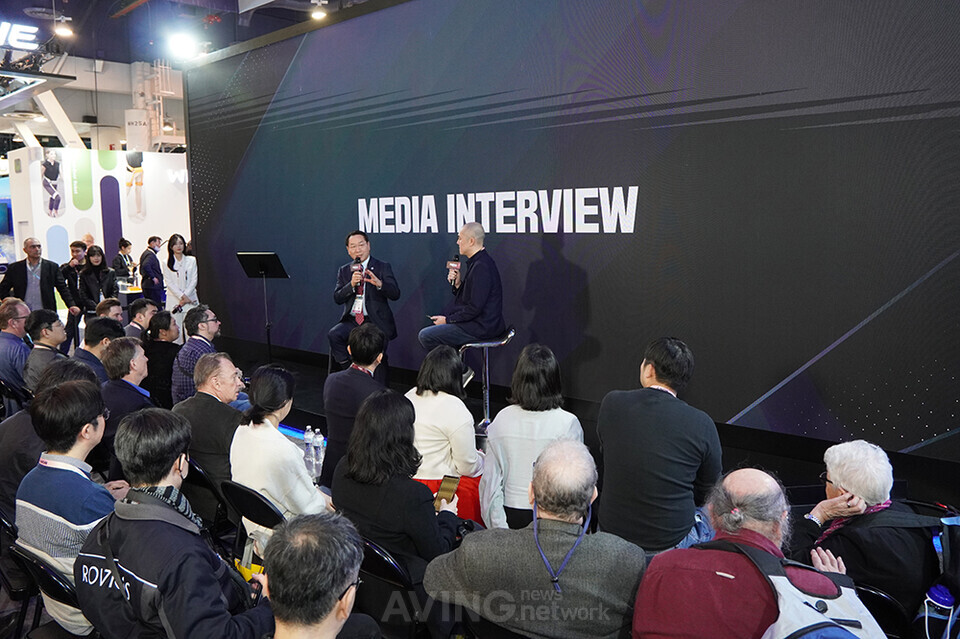 Incheon Mayor Yoo Jeong-bok (left) and Hubert Nguyen (right), editor-in-chief of U.S. tech media 'Ubergizmo' (right), introduced artificial intelligence in the North Hall of the Las Vegas Convention Center on the 9th (local time). Media interviews are being conducted for U.S. media at the Incheon/IFEZ public relations hall, which is located in the (AI)/robot area and has an area of ​​132.23㎡ (40 pyeong).  |  Filming - Aving News