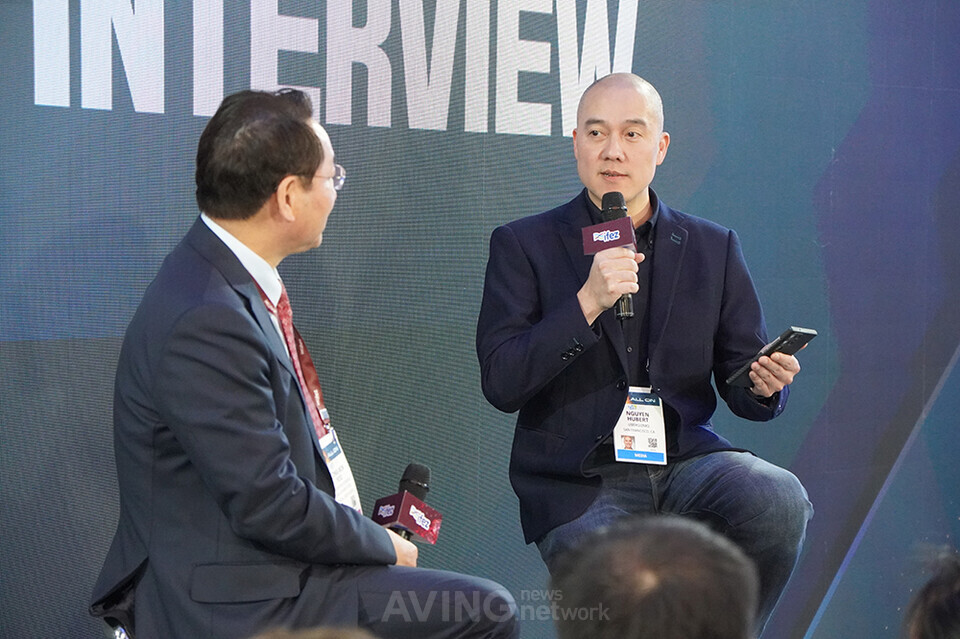 Incheon Mayor Yoo Jeong-bok (left) and Hubert Nguyen (right), editor-in-chief of U.S. tech media 'Ubergizmo' (right), introduced artificial intelligence in the North Hall of the Las Vegas Convention Center on the 9th (local time). Media interviews are being conducted for U.S. media at the Incheon/IFEZ public relations hall, which is located in the (AI)/robot area and has an area of ​​132.23㎡ (40 pyeong).  |  Filming - Aving News