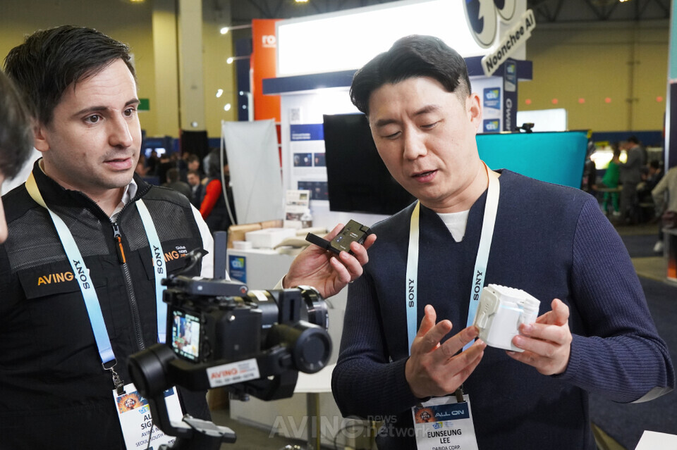 Davida CEO Lee Eun-seung explaining the handwriting tracking and recognition technology of his company's GENIPEN in an interview with AVING News reporter Alex Sirgrist held at CES 2024 | Filming - AVING NEWS