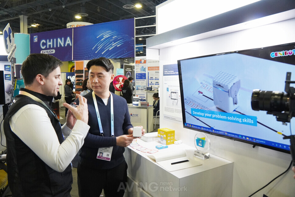 Eunseung Lee, CEO of Davida, being interviewed by AVING News reporter Alex Sirgrist at CES 2024 | Filming - AVING NEWS