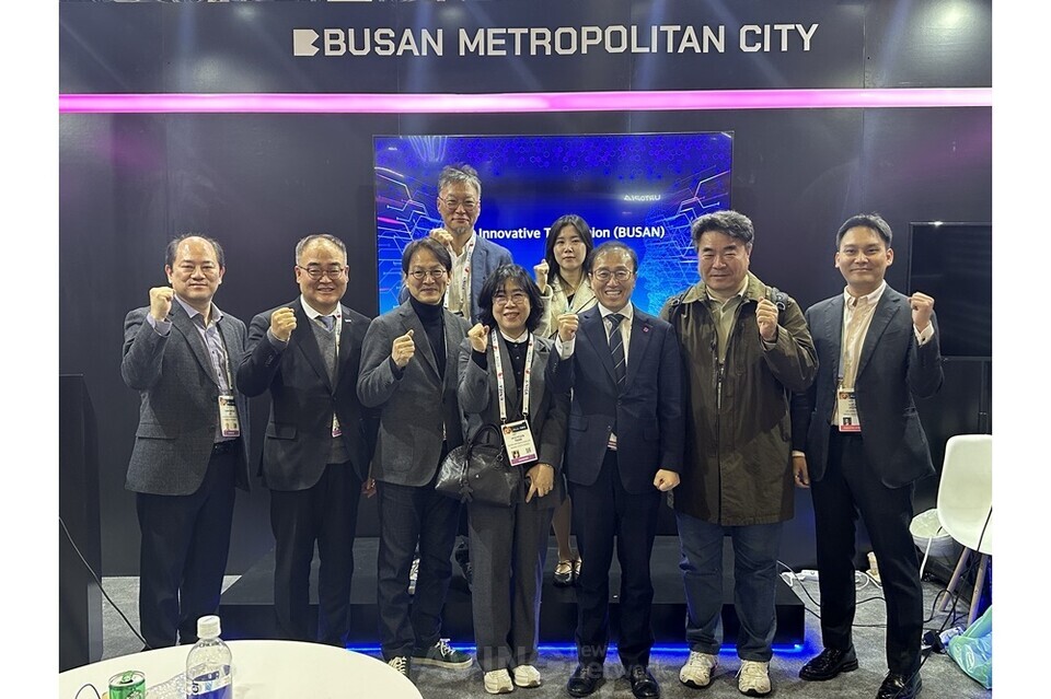 CES 2024에서 부산시 김광회 경제부시장(앞줄 오른쪽 세 번째), 벡스코 손수득 대표이사(앞줄 왼쪽 두 번째), 엘에이치컨설팅 홍형기 대표(앞줄 오른쪽 첫 번째)가 기념 촬영을 하고 있다.│사진 제공-엘에이치컨설팅