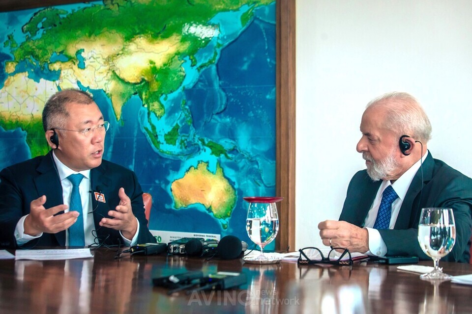 President Lula (right) is listening to Chairman Chung Eui-sun (left).  │ Photo courtesy of Hyundai Motor Group