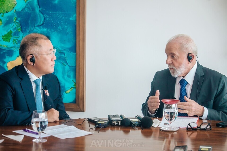 Chairman Chung Eui-sun (left) listens to President Lula (right).  │ Photo courtesy of Hyundai Motor Group