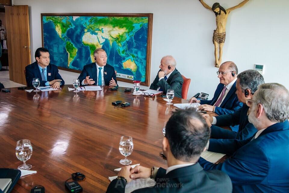 Chairman Chung Eui-sun (second from the left) is meeting with Brazilian government officials, including President Lula (third from the left) and Vice President Geraldo Alcmin (fourth from the left).  │ Photo courtesy of Hyundai Motor Group