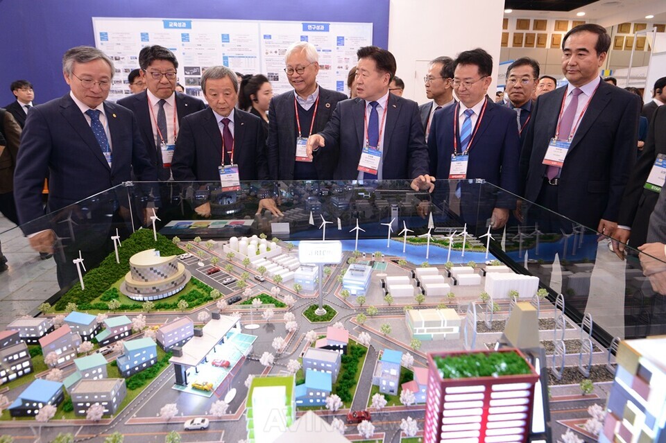 제10회 엑스포 개막식에서 주요 인사들이 전시장 투어를 하는 모습 │사진 제공-엑스포 조직위원회