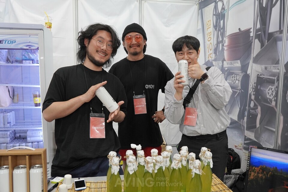 김휘은 대표 등 에이비비에프 임직원이 ‘제3회 대한민국 막걸리 엑스포(MAXPO 2024)​’에 참가해 포즈를 취한 모습.│촬영-에이빙뉴스