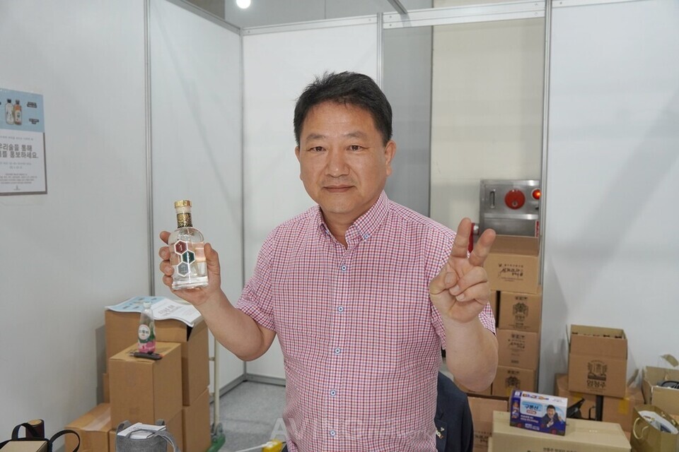 이호성 삼오식품 대표가 자사 ‘삼천갑자동방주’를 소개하며 포즈를 취한 모습 │촬영-에이빙뉴스