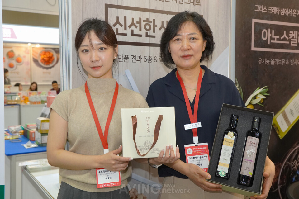 서울푸드 2024 현장에서 자사 제품과 함께 기념 사진을 촬영하는 천월순 라온오가닉 대표(오른쪽) 및 임직원 모습. | 촬영 - 에이빙뉴스