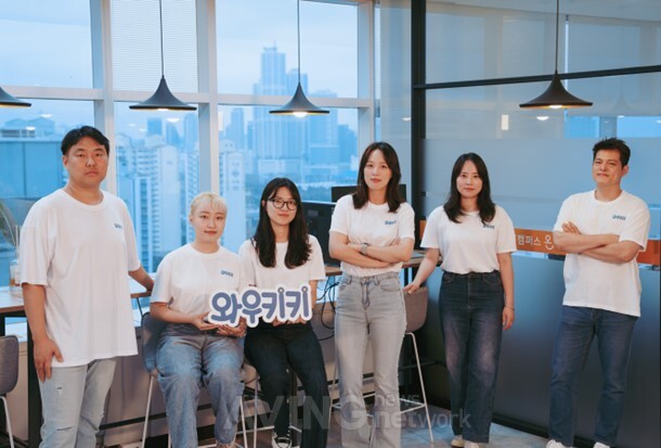강예슬 대표(왼쪽 네 번째)를 포함한 와우키키 임직원의 모습│제공 - 와우키키