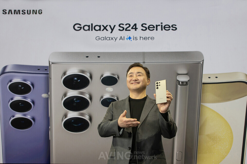 지난 1월 서울에서 열린 갤럭시 언팩(Galaxy Unpacked) 현장에서 갤럭시 S24 울트라와 함께 포즈를 취하는 노태문 삼성전자 모바일경험(MX) 사업부문장(사장) 모습. | 사진 제공 - 삼성전자