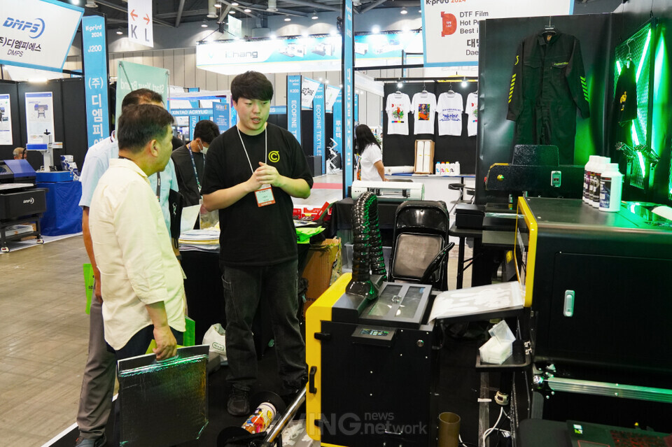 슈퍼웍스컴퍼니, K-PRINT 2024서 저자본 창업 돕는 '커스텀빌리지' 플랫... - 뉴스 썸네일 이미지