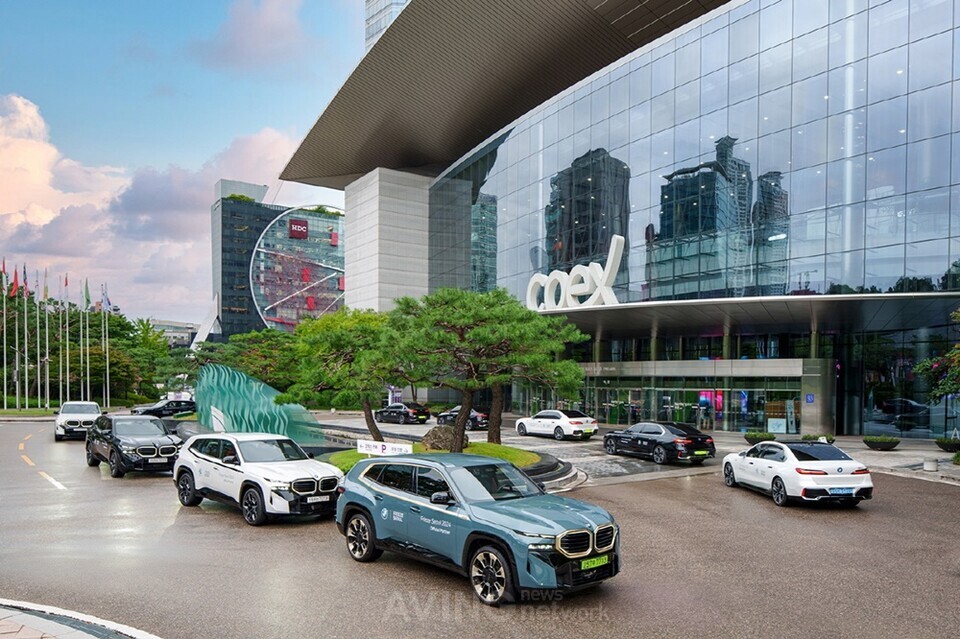 BMW 코리아, ‘프리즈 서울 2024’서 VIP 대상 공식 셔틀 서비스 운영... BMW 7시리즈·i7 등 50대 투입 관련 사진