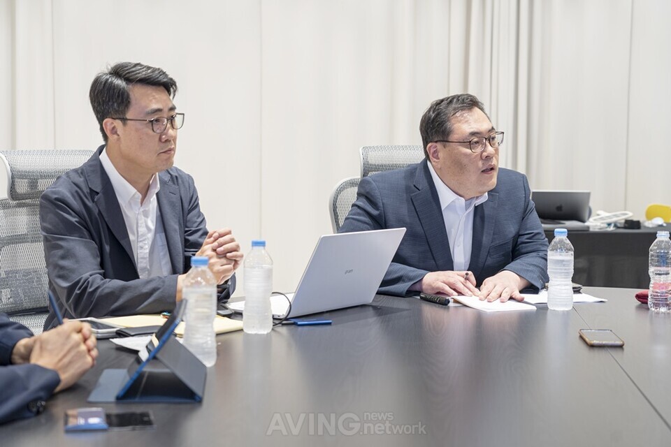 지난 7월 25일(목) 서울 서초구에 위치한 MIK 베이스캠프에서 진행된 긱스핀과의 ‘글로벌 미디어 밋업’ 행사에서 홈즈에이아이의 임동석 대표이사(왼쪽)와 서석태 CTO가 질의응답을 하는 모습. │촬영 – 에이빙뉴스