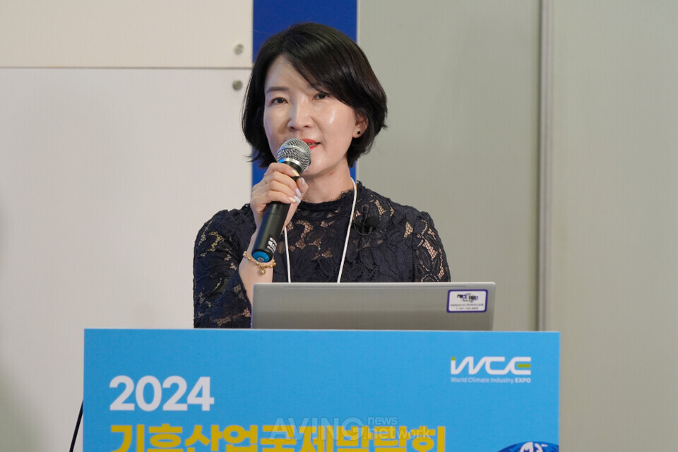 2024 국제환경에너지산업전(ENTECH 2024)과 동시 개최된 참가기업 제품설명회 현장에서 자사의 비대면 의료폐기물 처리 시스템 및 살균 설비를 소개하는 김진우 바이오덱 대표 모습. | 촬영 - 에이빙뉴스