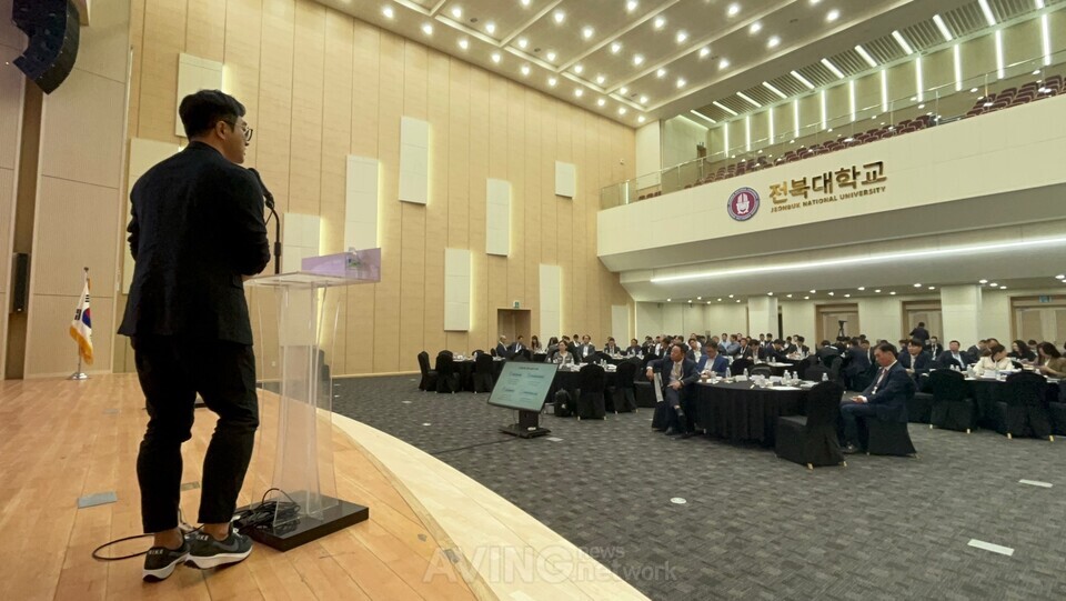 제22차 세계한인비즈니스대회 영비즈니스리더포럼(YBLF)에서 '디지털 헬스케어' 시장에 대해 발표중인 링커버스 박영준 대표 I 촬영 - 에이빙뉴스