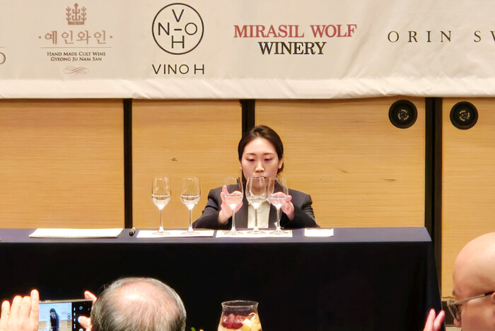 구봉경 워터 소믈리에가 결선 대회를 치르고 있다. │제공 - 청춘스토리