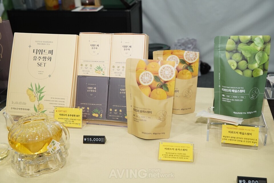 티위드미 관련 기사 사진 · 티위드미, 2024 농식품부X코엑스 푸드위크서 고흥産 유자 사용한 '유주차' 소개 나서... “다양한 차로 건강한 생활습관 형성에 기여할 것”
