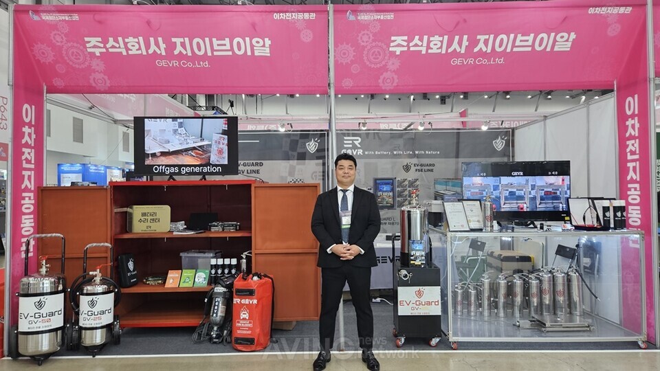 도정국 지이브이알 대표가 자사 제품을 소개하며 포즈를 취한 모습. │사진 제공-지이브이알