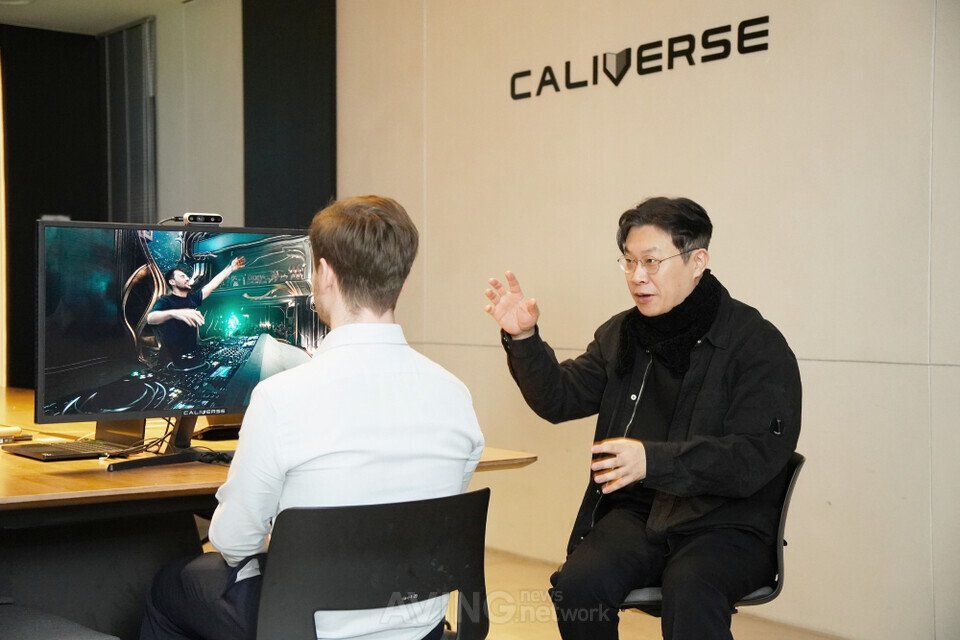 칼리버스의 DJ 공연 콘텐츠를 체험 중인 레오 테브네 르 카페 드 긱 편집장과 자사 콘텐츠 특징을 소개하는 김동규 대표 모습. | 촬영 - 에이빙뉴스