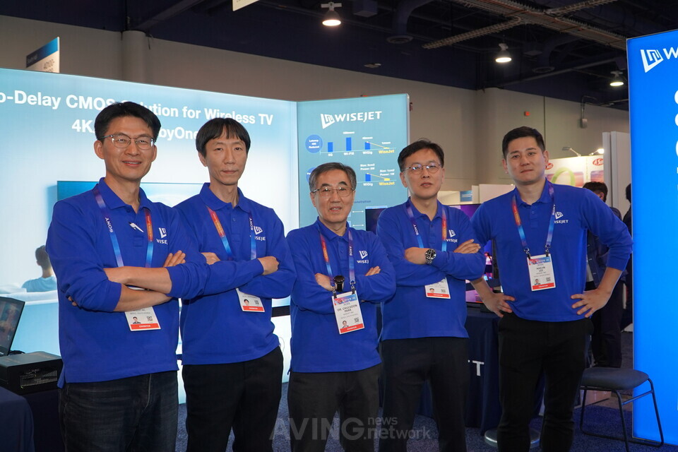 전자제품의 모든 케이블을 무선으로 대체하겠다는 비전을 내세운 ㈜와이젯의 박철순 대표(맨 중앙)와 직원들이 CES2025 단독부스에서 기념촬영을 하고 있다. | 촬영 - 에이빙뉴스