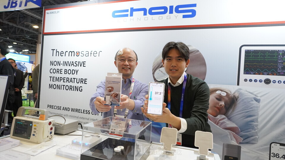 CES2025에 참가한 초이스테크놀로지 부스에서 포즈를 취하고 있는 최순필 대표(왼쪽)의 모습. | 촬영 - 에이빙뉴스