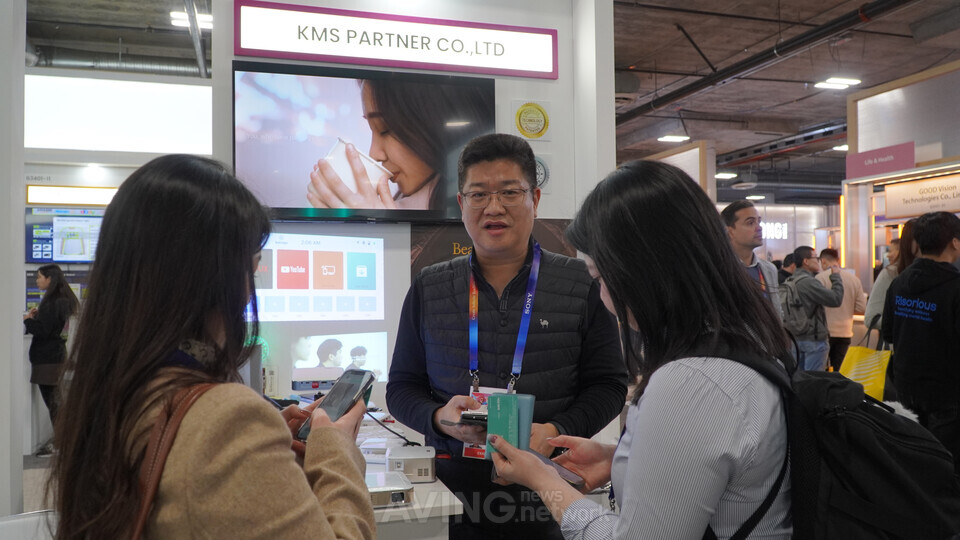 CES2025 전시현장에서 상담중인 김종대 대표 | 촬영 - 에이빙뉴스