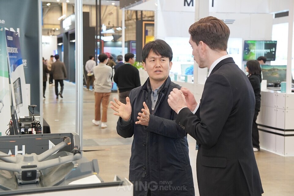 김영우 테이슨 대표가 DSK 2025 현장에서 제이 케네디 마커스(Jay Kennedy Marcus) 에이빙뉴스 리포터와 인터뷰를 하는 모습. │촬영-에이빙뉴스