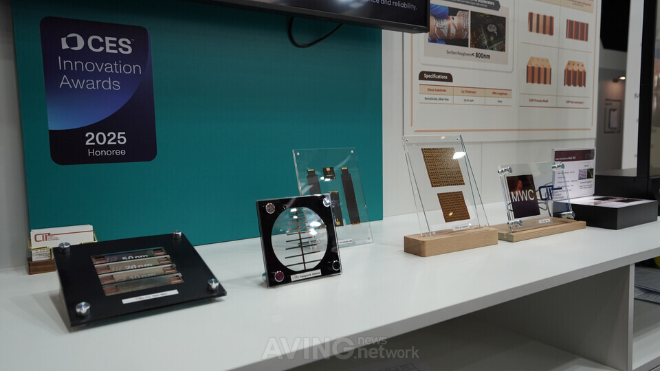 CIT는 MWC 2025에서 150℃에서 1,000번 반복 구부려도 성능이 유지되는 투명 무선 안테나 ‘돌핀(Dolphin)’을 비롯해 혁신적인 기술 3종을 선보였다. | 촬영 - 에이빙뉴스