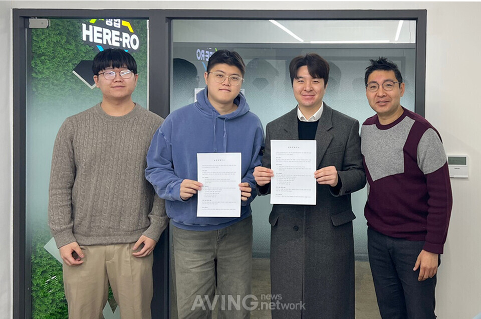지난 2월 4일, 뉴로아시스-리소리우스는 치매 및 경도인지장애 예방 위한 전략적 업무협약 체결하며 기념촬영을 하고 있다. 왼쪽부터 리소리우스 송용근 부대표, 배상윤 대표, 뉴로아시스 조용찬 대표, 김정현 부대표. | 사진제공 = 에이빙뉴스