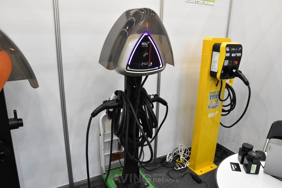 파워큐브코리아, 2025 경기도 기후테크 전시회에 '멀티 충전기 프리즘'... - 뉴스 썸네일 이미지