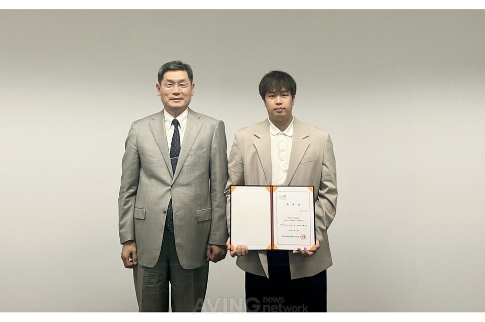 KF 글로벌 펠로로 선정된 유민상 오토노머스에이투지 CSO(우)와 한국국제교류재단 김기환 이사장(좌) │사진 제공-한국국제교류재단