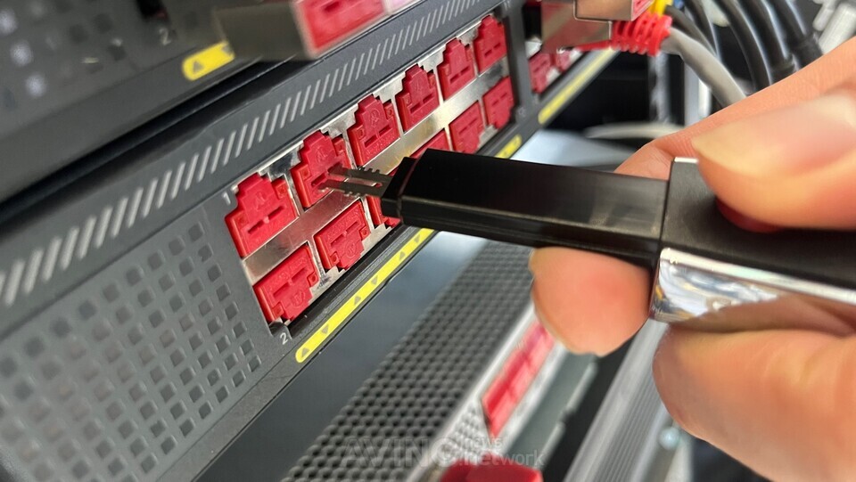 RJ-45 랜포트에 장착된 스마트키퍼 포트 락. 외부 랜선 연결을 물리적으로 차단한다 | 촬영 - 에이빙뉴스