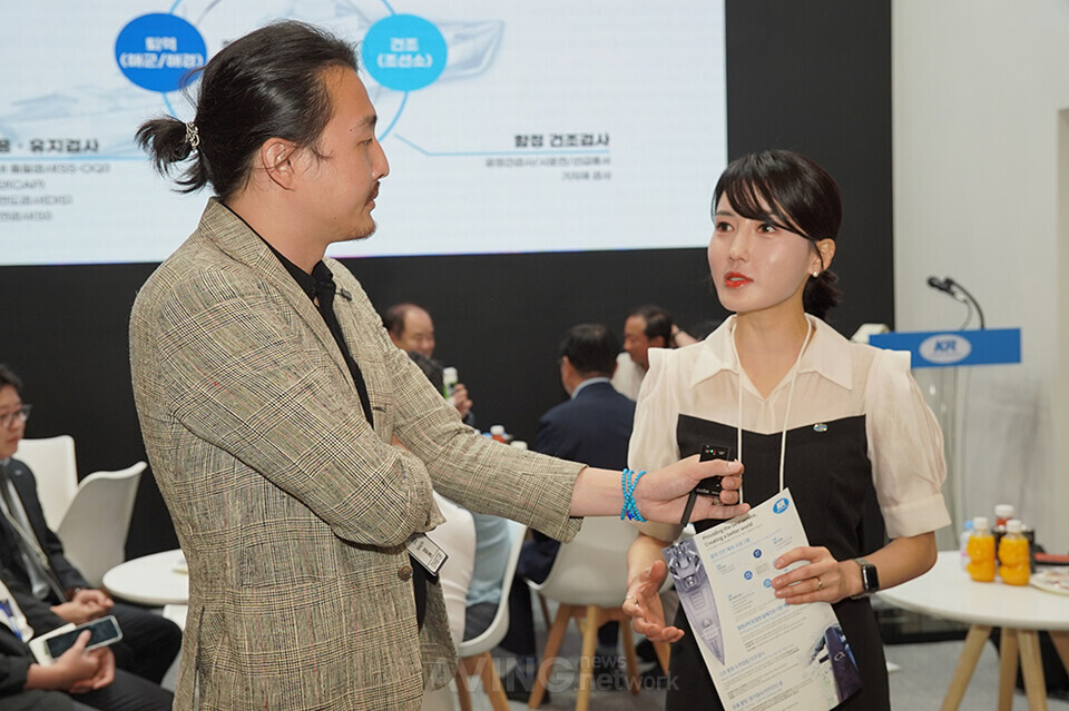 MADEX 2025 라이브 중계 2일 차, 국내외 방산 업계 핵심 포인트 콕콕 짚... - 뉴스 썸네일 이미지