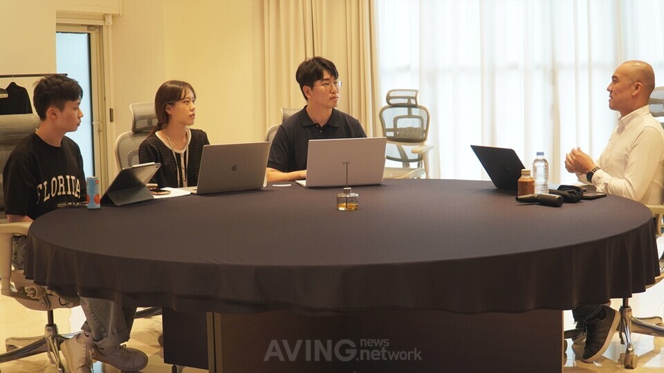 ​7월 3일(목) 서울 서초구에 위치한 MIK 베이스캠프에서 진행된 ‘글로벌 미디어 밋업’ 행사에서 크로스허브와 우버기즈모와의 질의응답 모습. │촬영 – 에이빙뉴스​